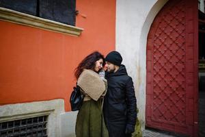 joven hipster pareja enamorada abrazándose cerca de la hoguera. clima invernal. historia de amor romantico foto