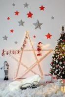 una gran estrella navideña decorada con festones y varias figuras. foto
