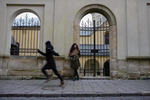 joven pareja amorosa vestida con un estilo informal camina por la ciudad vieja en invierno foto