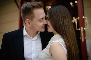 feliz pareja casada está en una luna de miel, tomando un brunch en un agradable café con un interior moderno, terraza de verano con plantas verdes y agradables foto