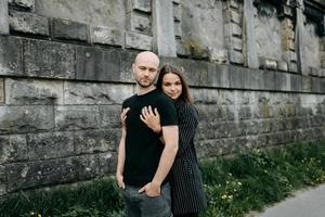 retrato de una feliz pareja romántica con café caminando al aire libre en la vieja ciudad europea foto