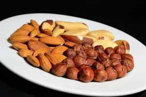 nueces en un plato blanco foto