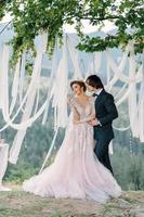 fotografía de bodas en los cárpatos. ceremonia de boda en el bosque foto