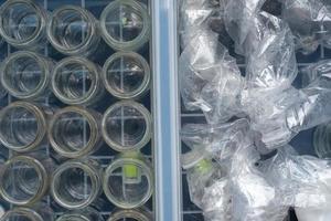 clasificación de envases de vidrio y botellas de plástico para su reciclaje y reutilización.