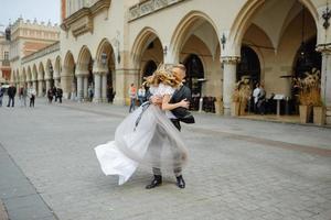 dos amantes caminan por cracovia foto