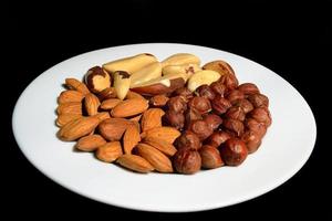 nueces en un plato blanco foto