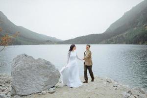 pareja amorosa en el fondo del lago ojo de mar en polonia foto