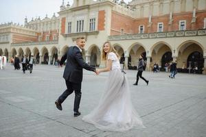 dos amantes caminan por cracovia foto