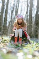 niña con un conejo foto