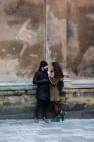 joven pareja romántica se divierte al aire libre en invierno antes de navidad. disfrutando pasar tiempo juntos en la víspera de año nuevo. dos amantes se abrazan y besan en el día de san valentín. foto