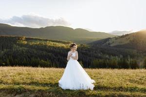 novia en las montañas. el concepto de estilo de vida y boda. foto