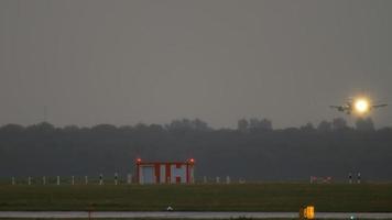 Flugzeug nähert sich bei Regenwetter video