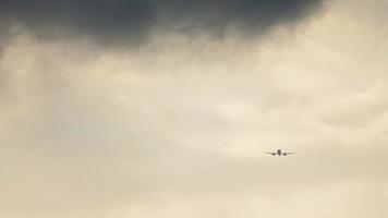 avión desciende en cielo nublado video