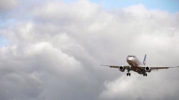 aeroflot voa no céu nublado video
