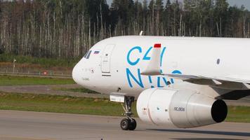 Tupolev Tu-204 cargo taxiing video