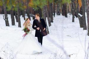 hermosa pareja de novios en su boda de invierno foto