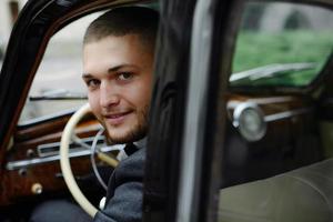 hombre guapo en el auto, hombre de negocios foto