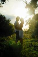 pareja feliz divertirse en el parque de la naturaleza. foto