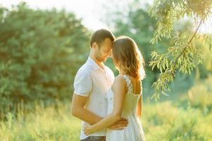 pareja feliz divertirse en el parque de la naturaleza. foto