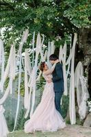 fotografía de bodas en los cárpatos. ceremonia de boda en el bosque foto