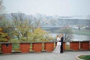 dos amantes caminan por cracovia foto