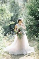 retrato de una hermosa novia. ceremonia de boda en estilo boho foto