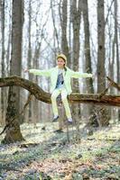 niña en el bosque foto