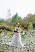 retrato de una hermosa novia. ceremonia de boda en estilo boho foto