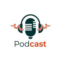 diseño de logotipo de podcast o radio con icono de micrófono y auriculares vector
