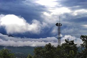 paisaje de montaña lleno de niebla, contrato de poste foto