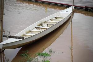 barco de madera en la orilla foto