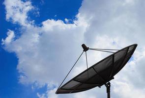 antena parabólica en el fondo de las nubes y el cielo foto