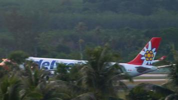 edelweiss airbus a340 landing video