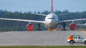 Airbus A330 Nordwind towing video