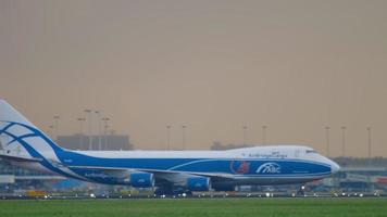 airbridgecargo boeing 747 rollt vor dem abheben video