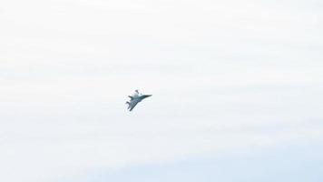 zagueiro sukhoi su-34 durante o voo de demonstração video