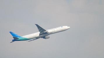 Garuda Indonesien fliegt weg video