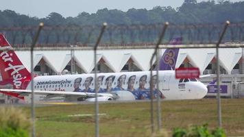 airbus a320 airasia na taxiway video