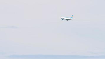 avión uzbekistan airlines moscas video
