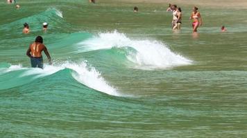 Surfer auf den Wellen video