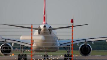 flugzeug dreht vor dem abflug die landebahn video