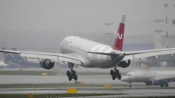 avión aterrizando bajo la lluvia video