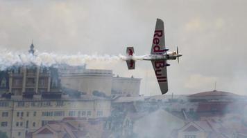 aeroplano di sfida del toro rosso sul palco video