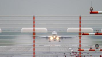 salida del avión a reacción bajo la lluvia
