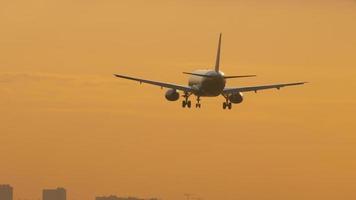 Flugzeug, das bei Sonnenuntergang absteigt video