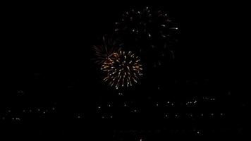 feux d'artifice clignotant dans le ciel nocturne video