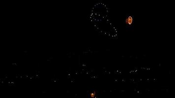 fuegos artificiales que destellan en el cielo nocturno de vacaciones video