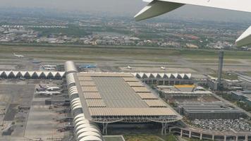 abflug vom flughafen suvarnabhumi, bangkok video