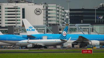 KLM retro livery Boeing 737 taxiing