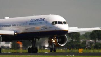 Airplane of Icelandair landing video